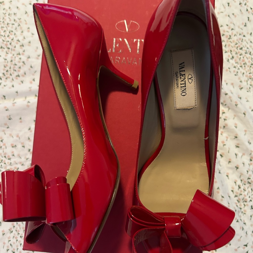 Valentino Garavani Red Patent Leather Bow Peep-Toe Pumps - Picture 4 of 8